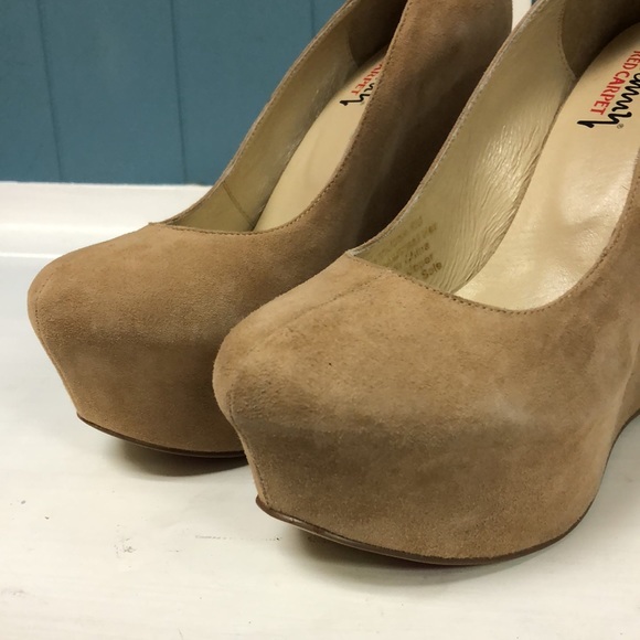 LuiChiny Red Carpet STEAL HER tan platform wedges with gold eyelets women’s sz 8 - Picture 11 of 12